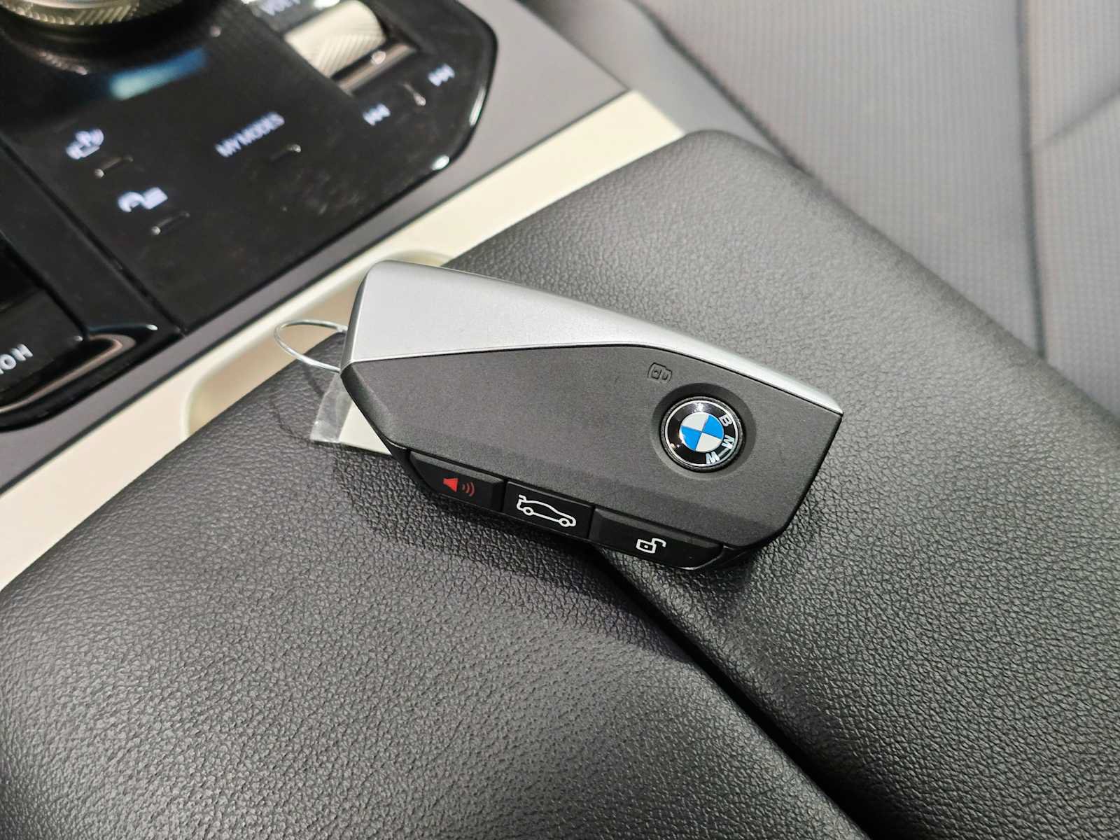 Used 2025 BMW iX xDrive50 AWD/4WD image 30