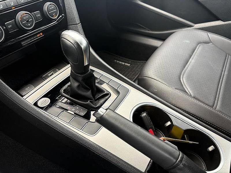 Used 2021 Volkswagen Passat 2.0T SE image 33