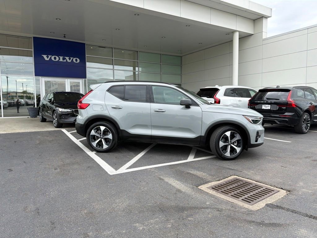 Certified 2025 Volvo XC40 B5 Plus AWD/4WD image 2
