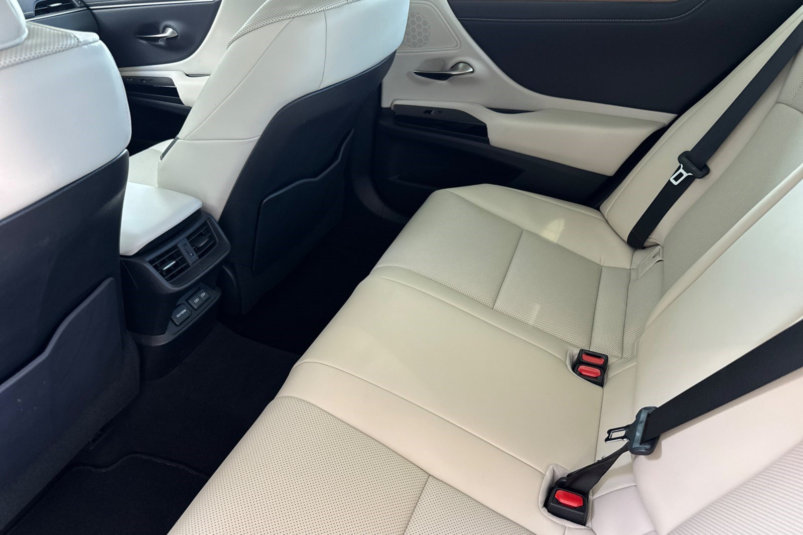 Certified 2023 Lexus ES 300h w/ Premium Package FWD image 15