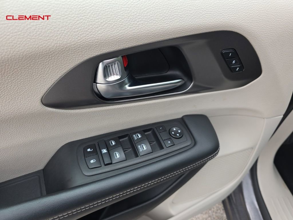 Used 2023 Chrysler Pacifica Touring-L image 7