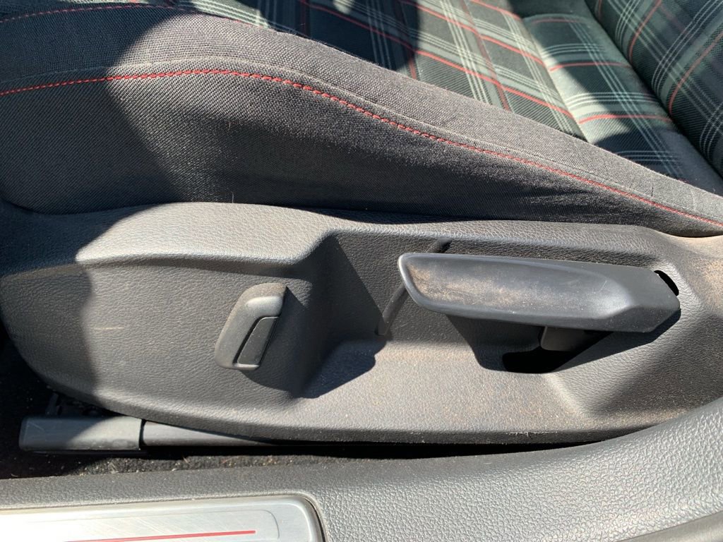 Used 2018 Volkswagen GTI SE FWD image 12