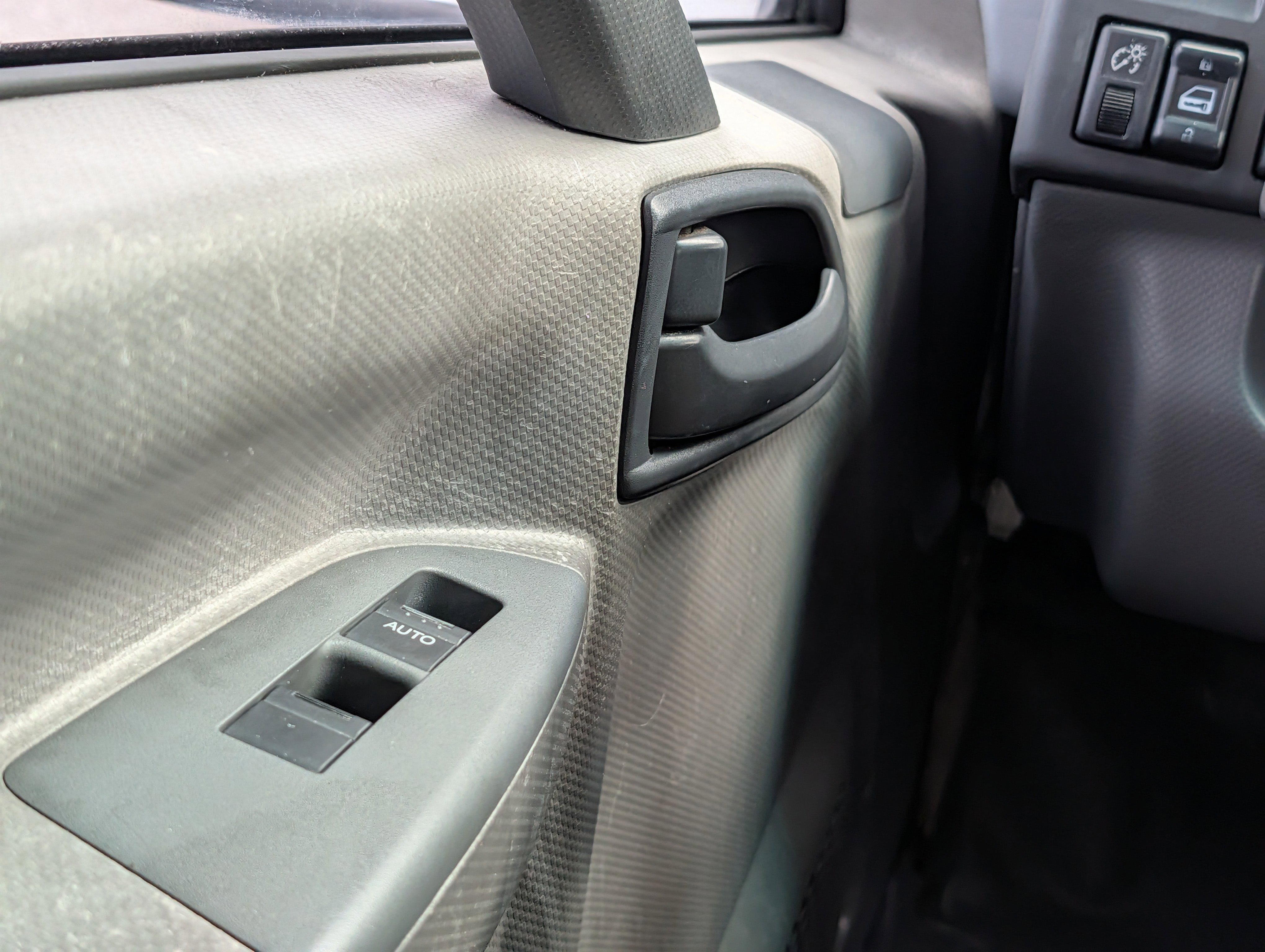 Used 2018 Isuzu NPR RWD image 19