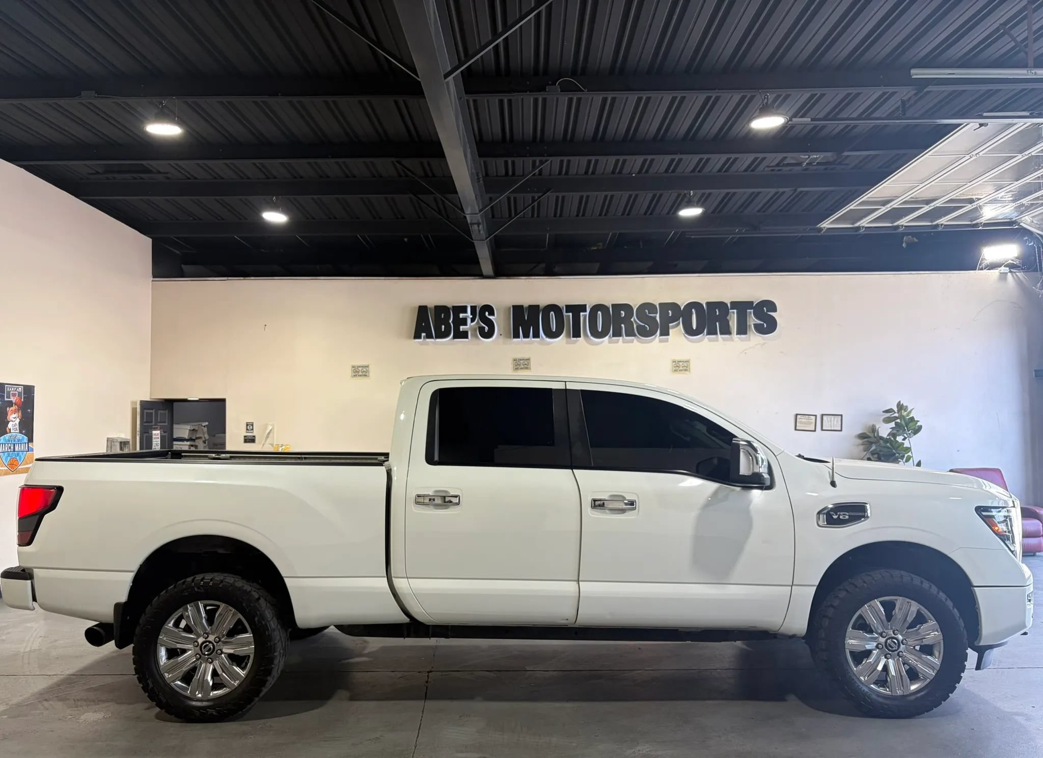 Used 2020 Nissan Titan SL w/ Moonroof Package AWD/4WD image 9