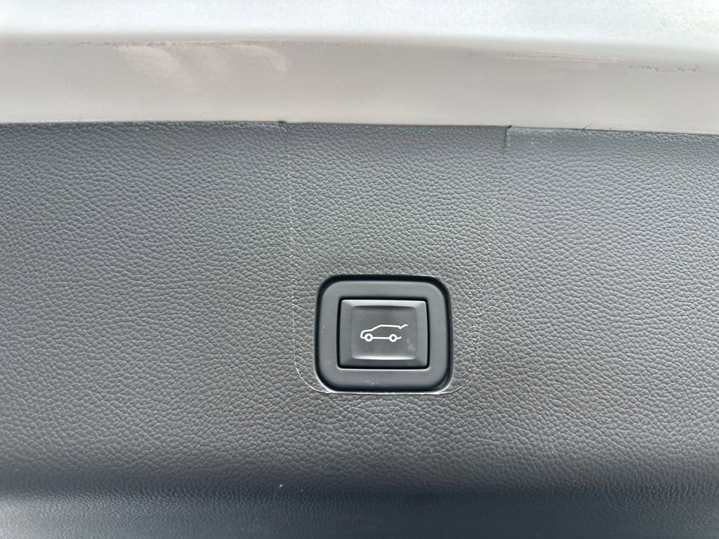 Used 2023 Chevrolet Traverse RS image 17