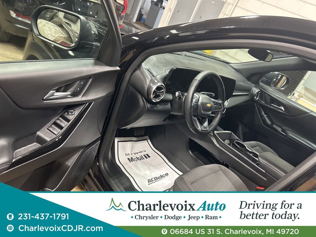 Used 2025 Chevrolet Equinox LT AWD/4WD image 1
