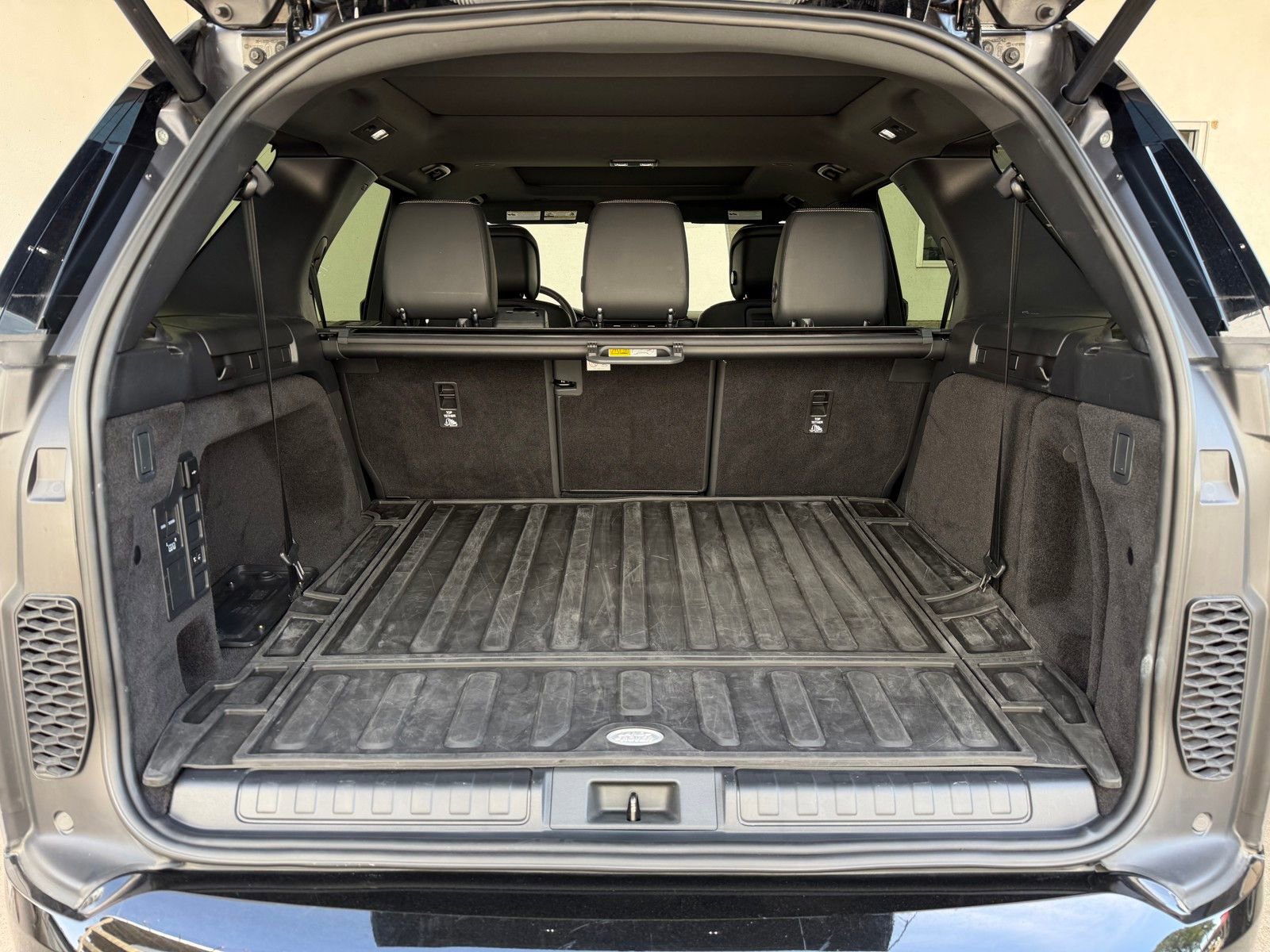 Used 2024 Land Rover Discovery Dynamic SE image 18