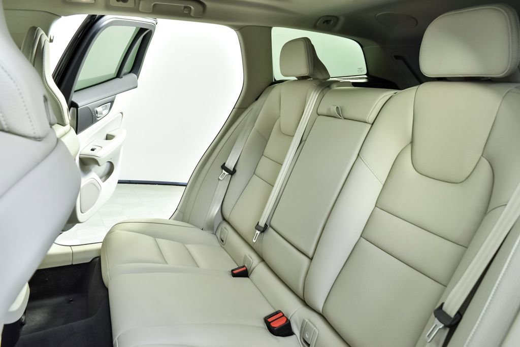 Certified 2024 Volvo V60 B5 Cross Country Plus image 23