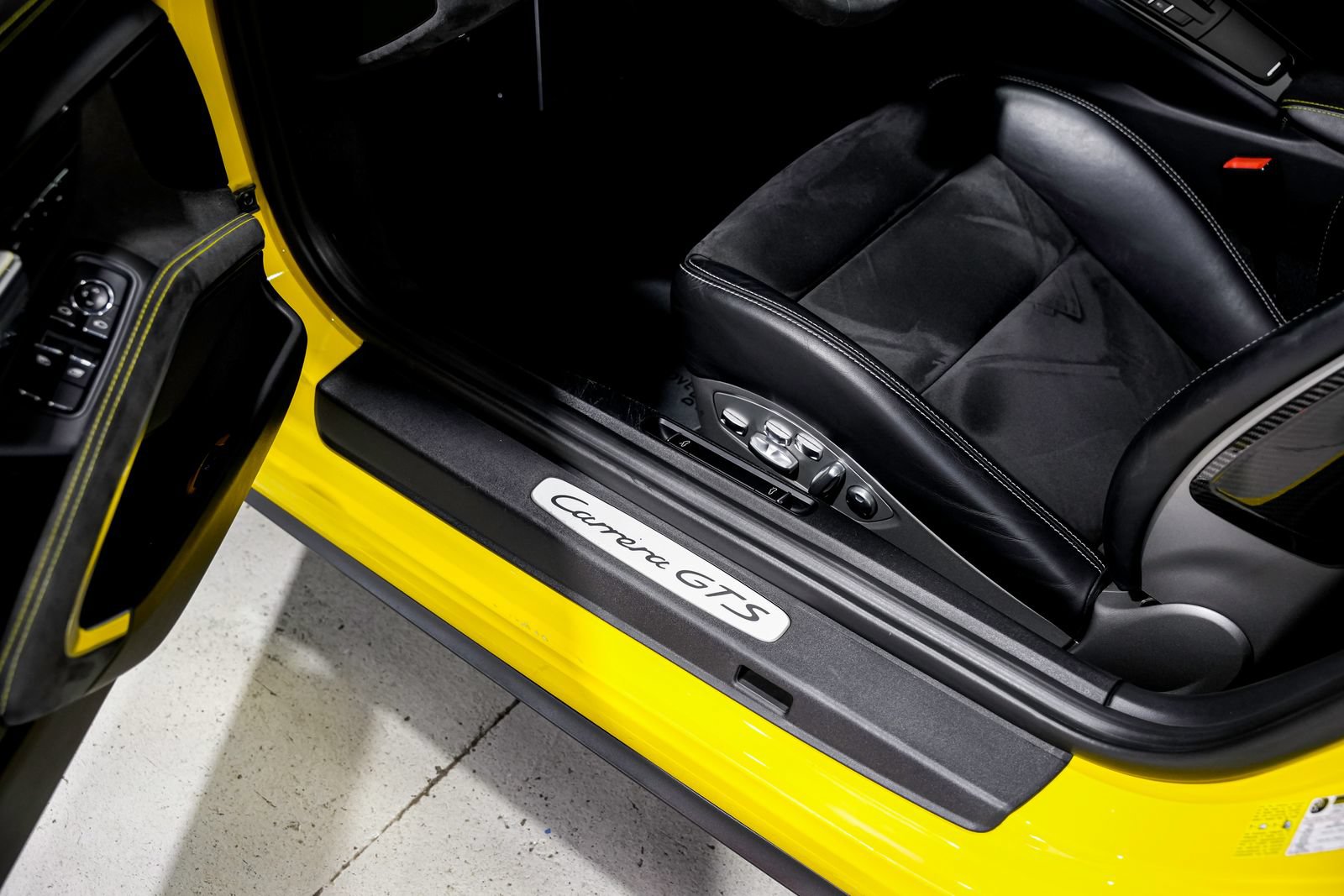 Used 2015 Porsche 911 Carrera GTS RWD image 24
