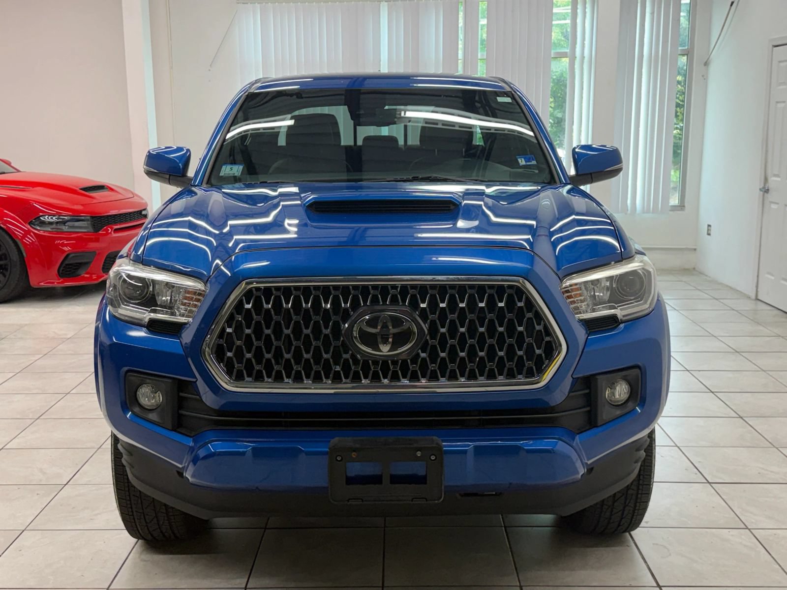 Used 2018 Toyota Tacoma TRD Sport w/ Technology Package AWD/4WD image 2