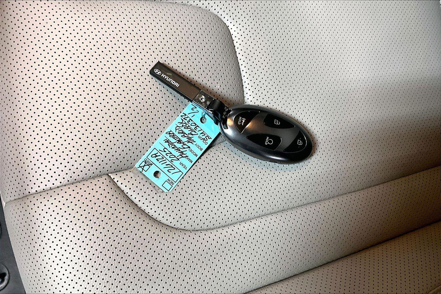 Used 2025 Hyundai Elantra Limited image 12