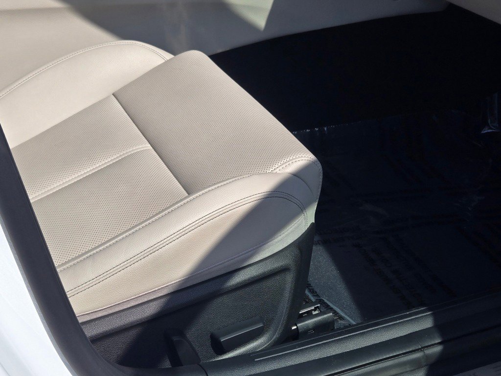 Used 2025 Genesis G70 2.5T image 8