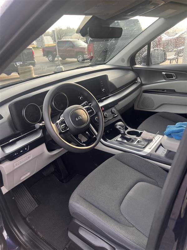Used 2024 Kia Carnival LX image 4