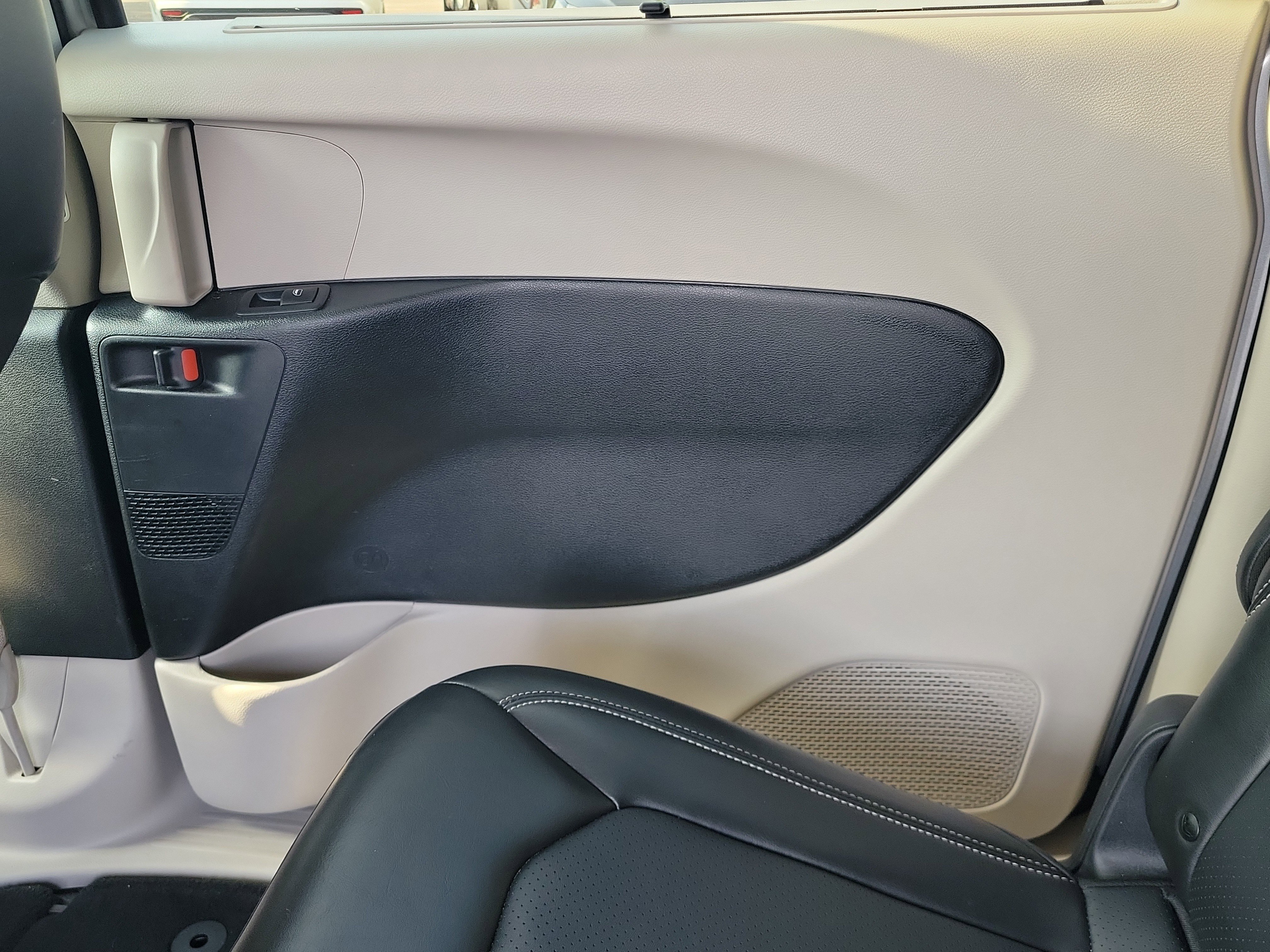 Used 2024 Chrysler Pacifica Touring-L image 12