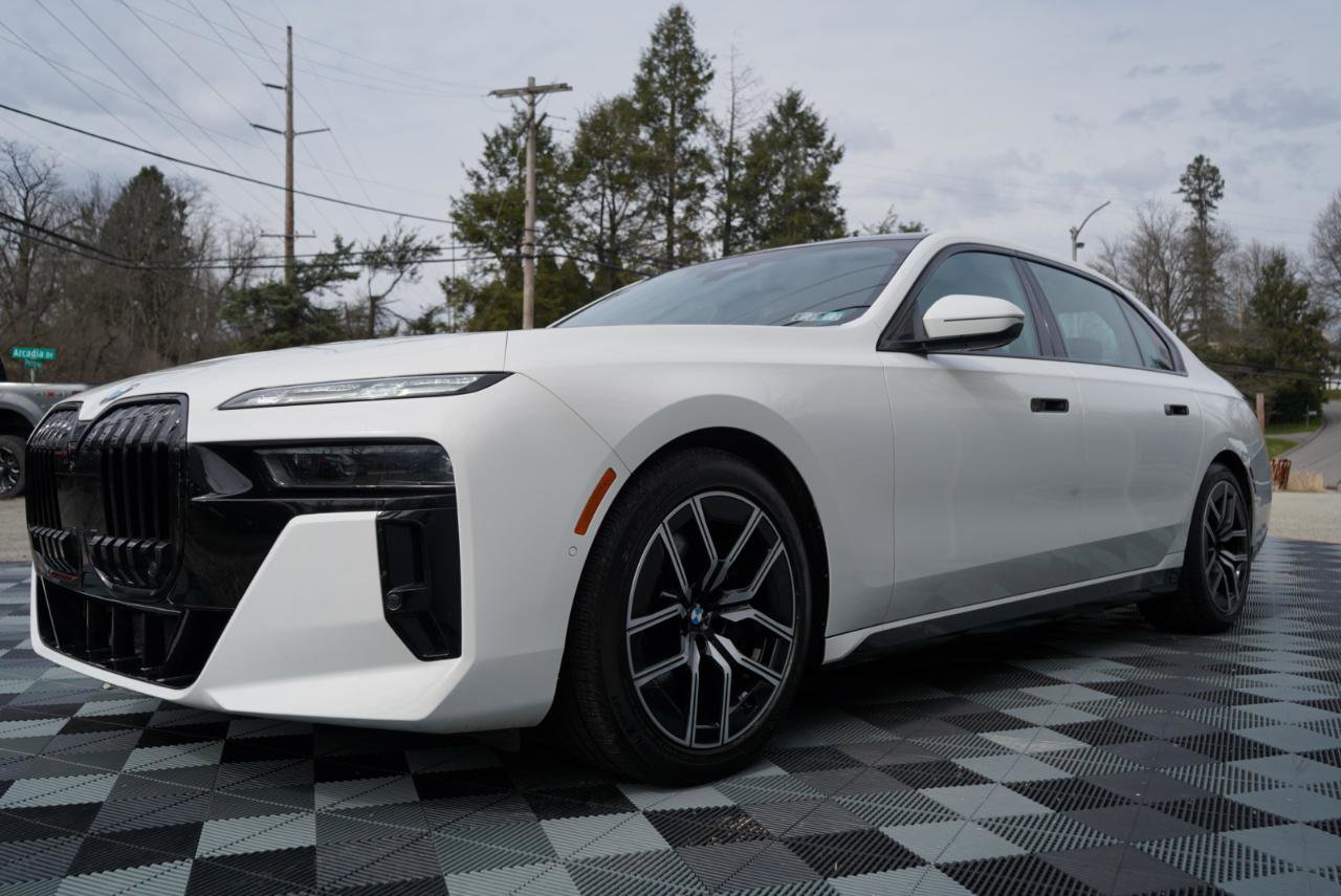 Used 2023 BMW 760i xDrive w/ Executive Package image 13