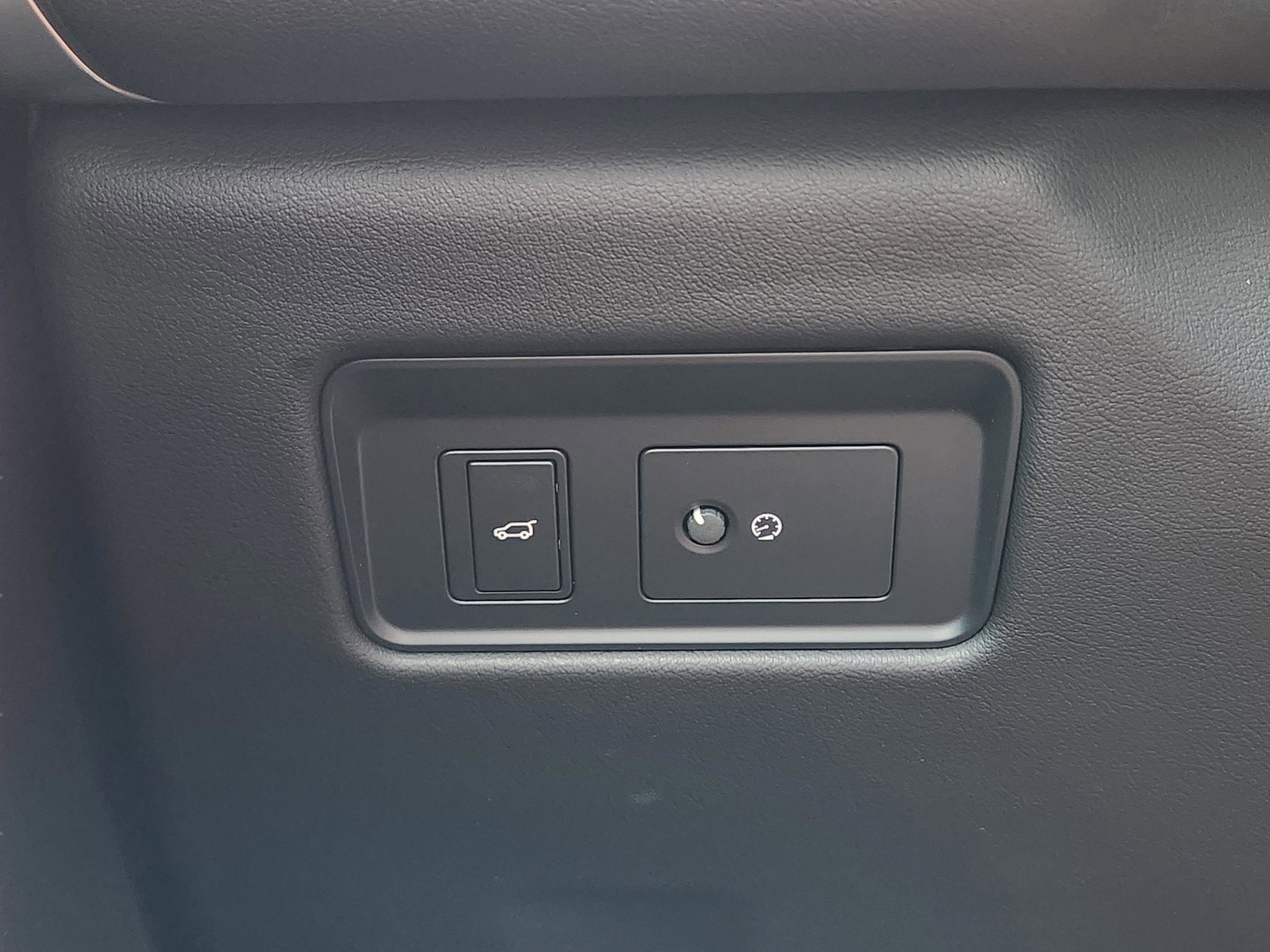 Certified 2026 Jaguar F-PACE R-Dynamic S AWD/4WD image 18