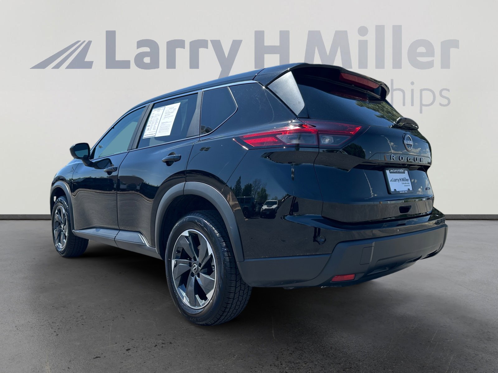 Used 2025 Nissan Rogue SV AWD/4WD image 3