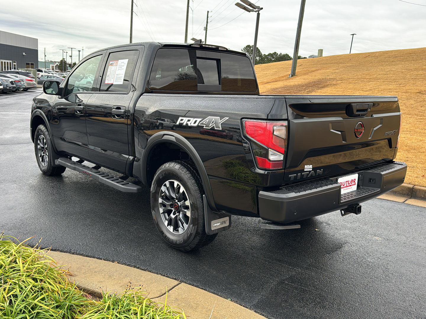 Used 2024 Nissan Titan PRO-4X w/ Pro-4x Convenience Package image 3