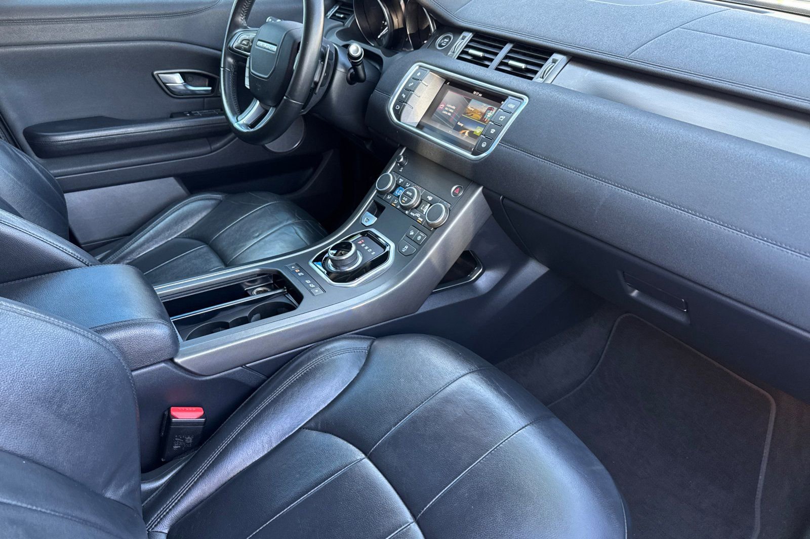 Used 2019 Land Rover Range Rover Evoque SE image 19