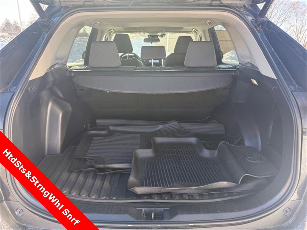 Used 2022 Toyota RAV4 XLE w/ Convenience Package image 4