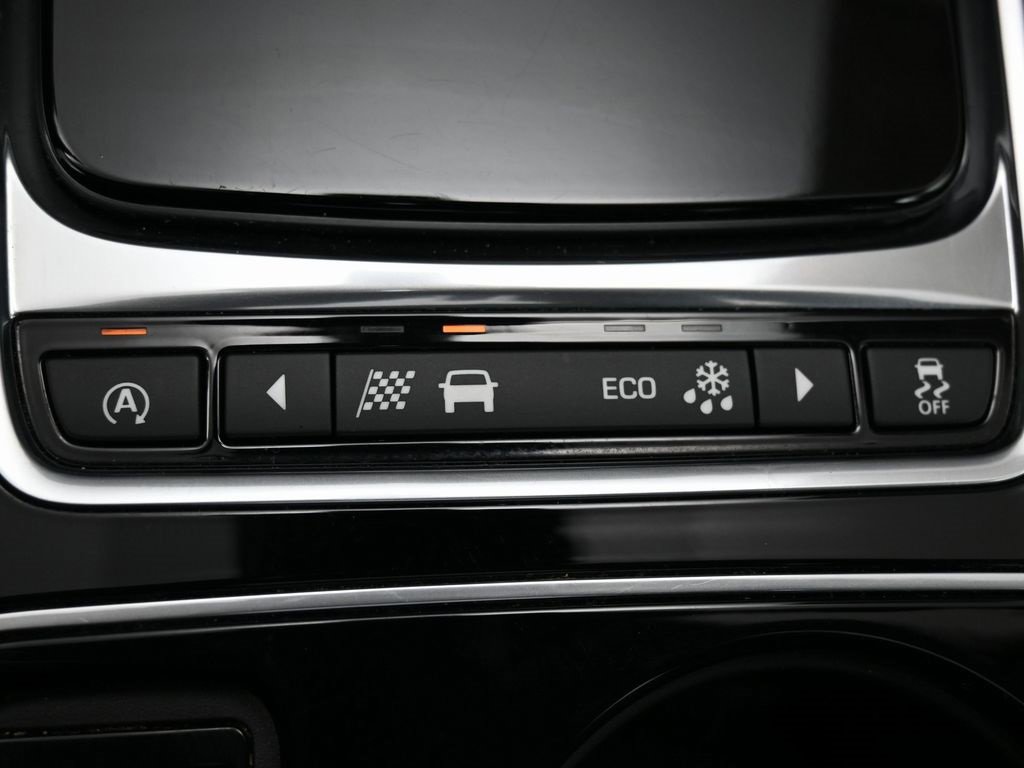 Used 2017 Jaguar XE Premium image 31