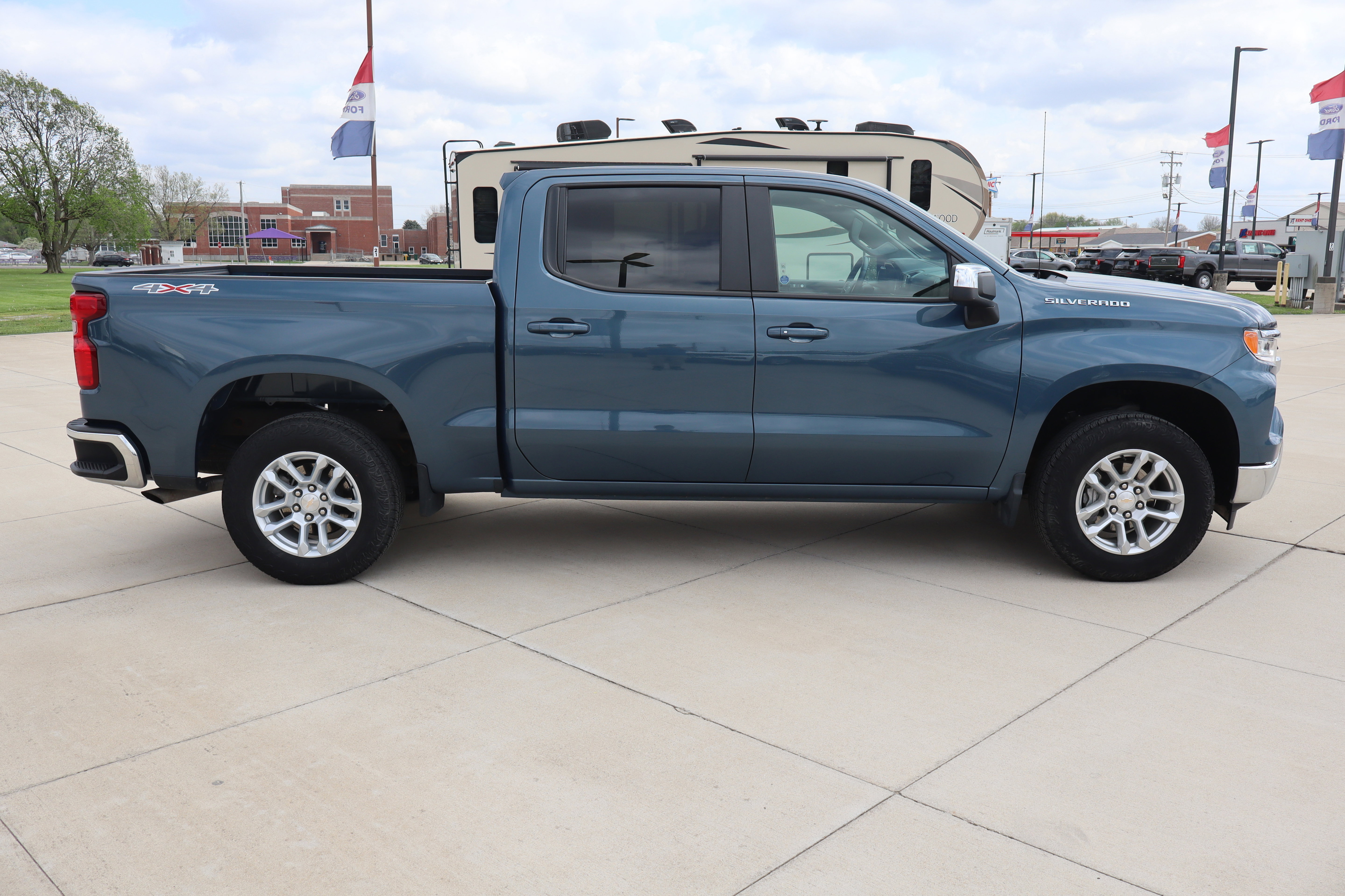 Used 2024 Chevrolet Silverado 1500 LT AWD/4WD image 5