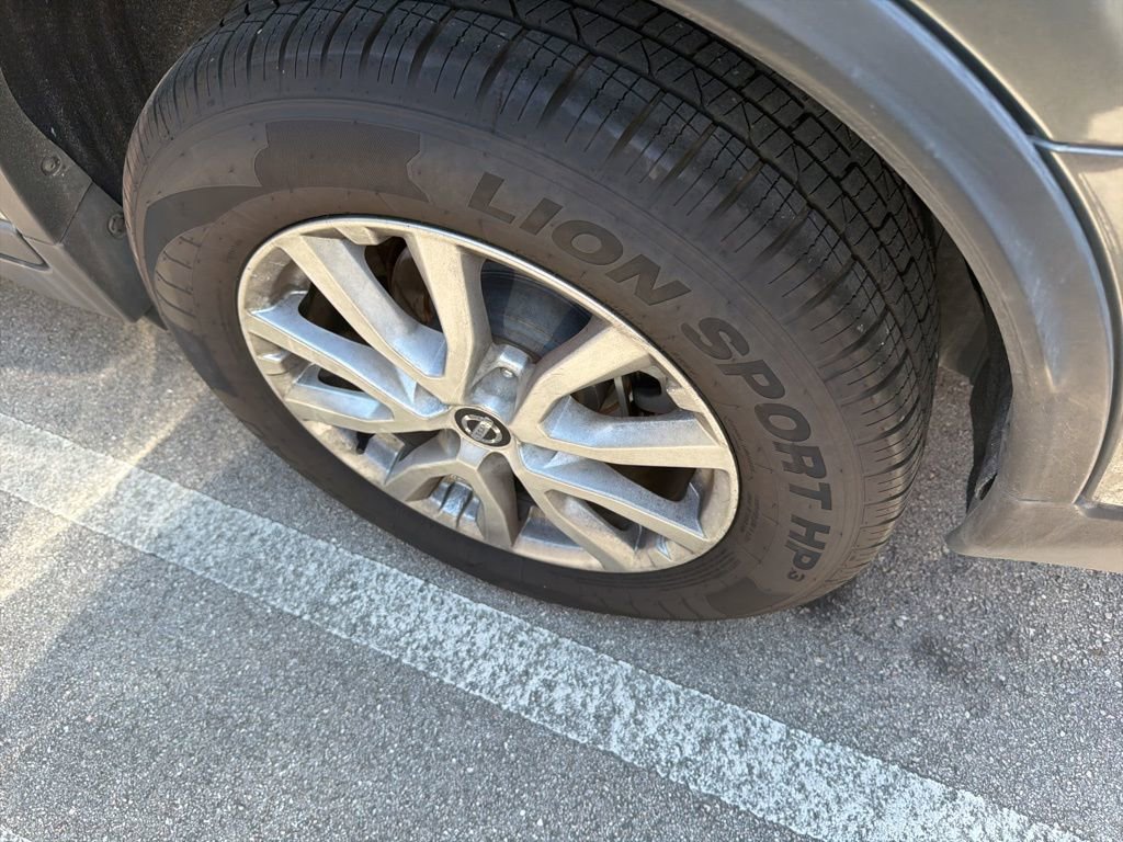 Used 2018 Nissan Rogue SV image 9