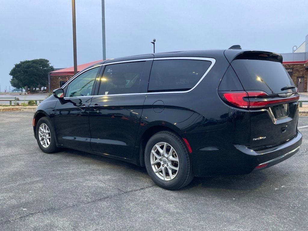 Used 2023 Chrysler Pacifica Touring-L FWD image 7