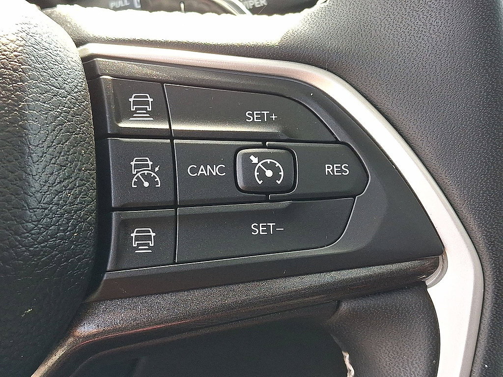Used 2023 Jeep Grand Cherokee Laredo w/ Luxury Tech Group I AWD/4WD image 24