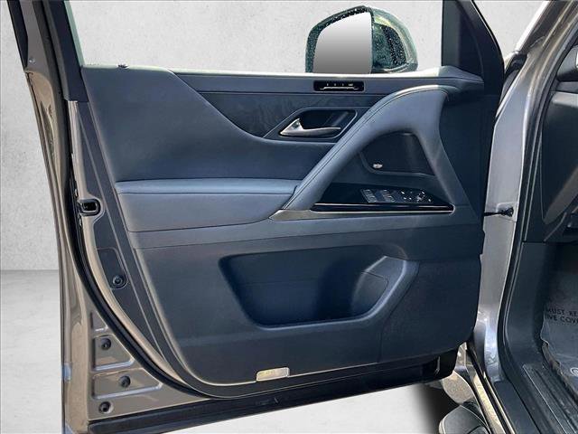 Used 2023 Lexus LX 600 4WD w/ Premium Package image 18