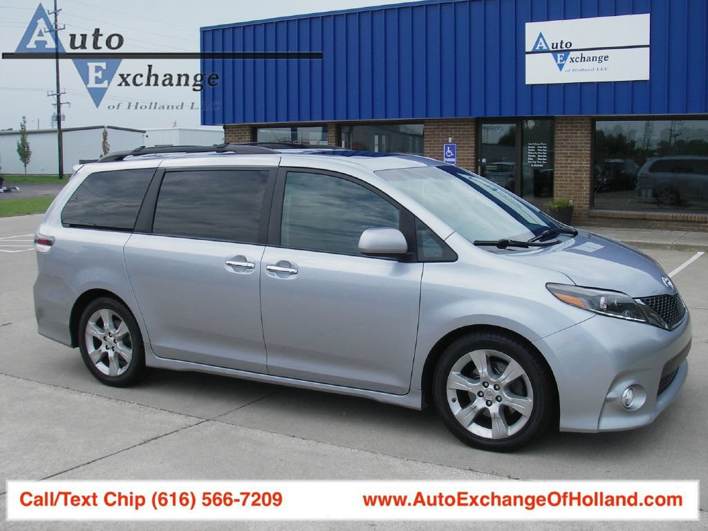 Used 2015 Toyota Sienna SE FWD image 1