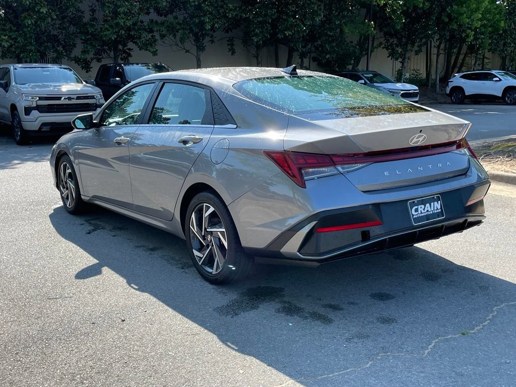 Used 2025 Hyundai Elantra SEL FWD image 5