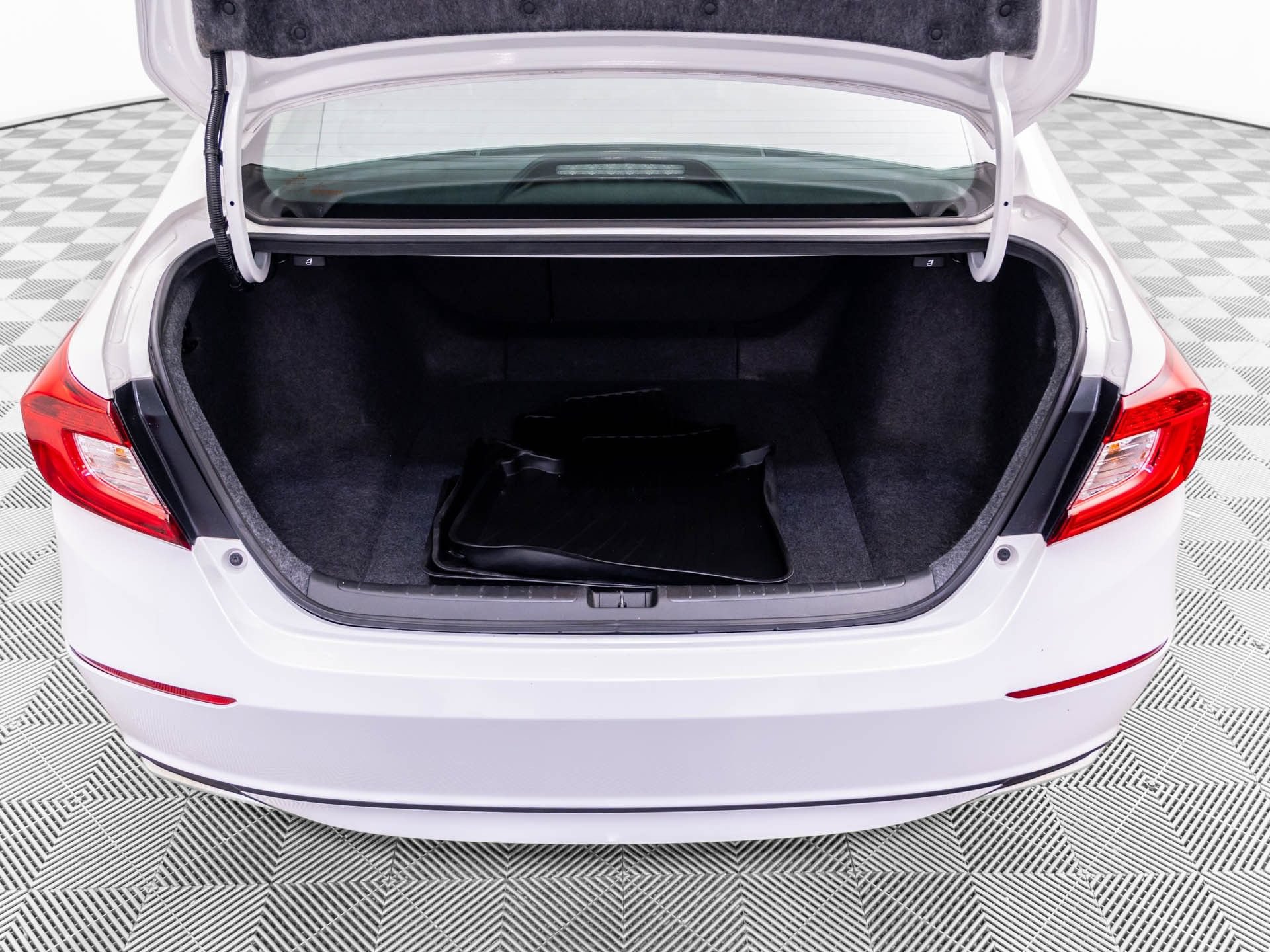Used 2018 Honda Accord EX image 31
