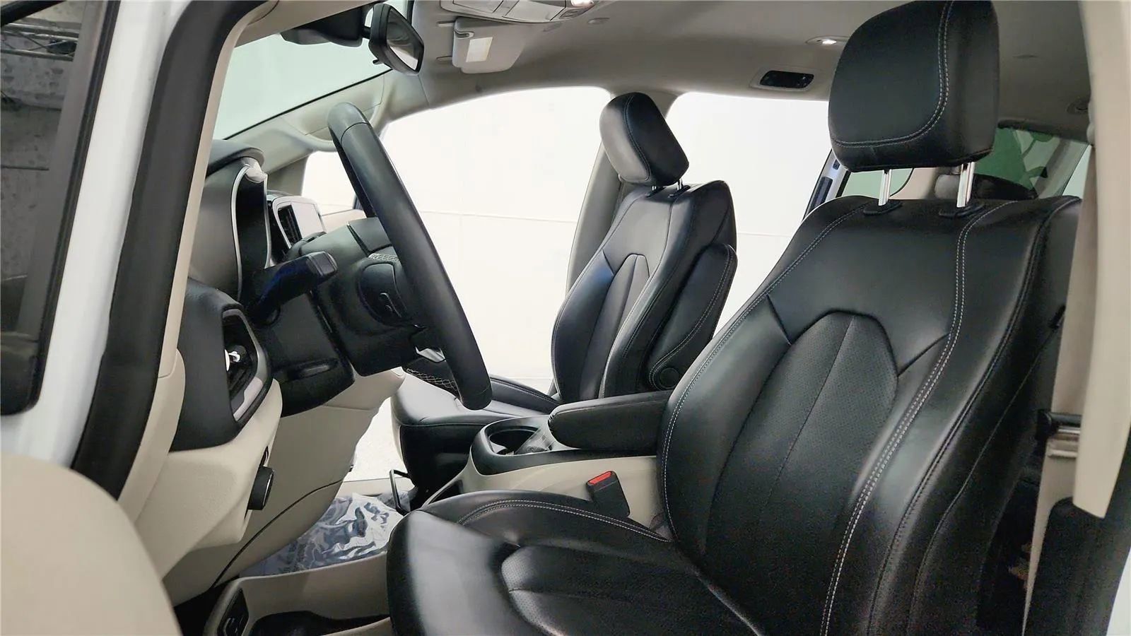 Used 2023 Chrysler Pacifica Touring-L FWD image 27