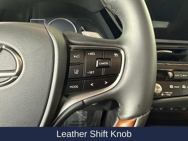 Used 2025 Lexus ES 300h w/ Technology Package image 30