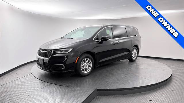 Used 2024 Chrysler Pacifica Touring-L FWD image 2