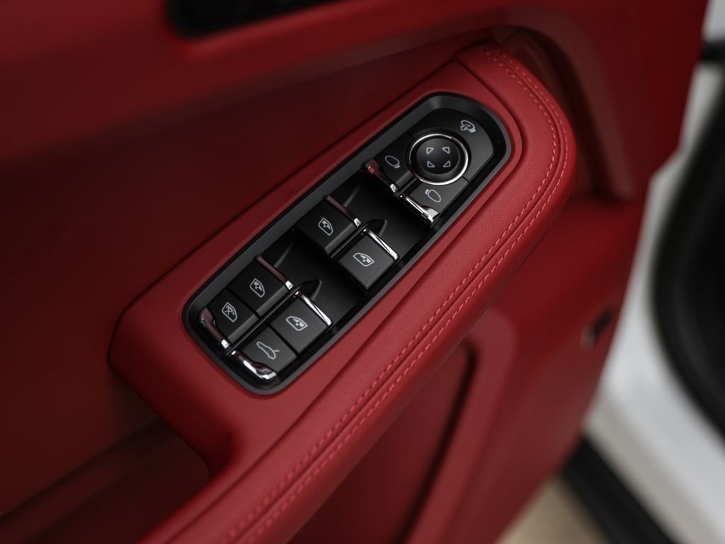 Certified 2025 Porsche Macan AWD/4WD image 29