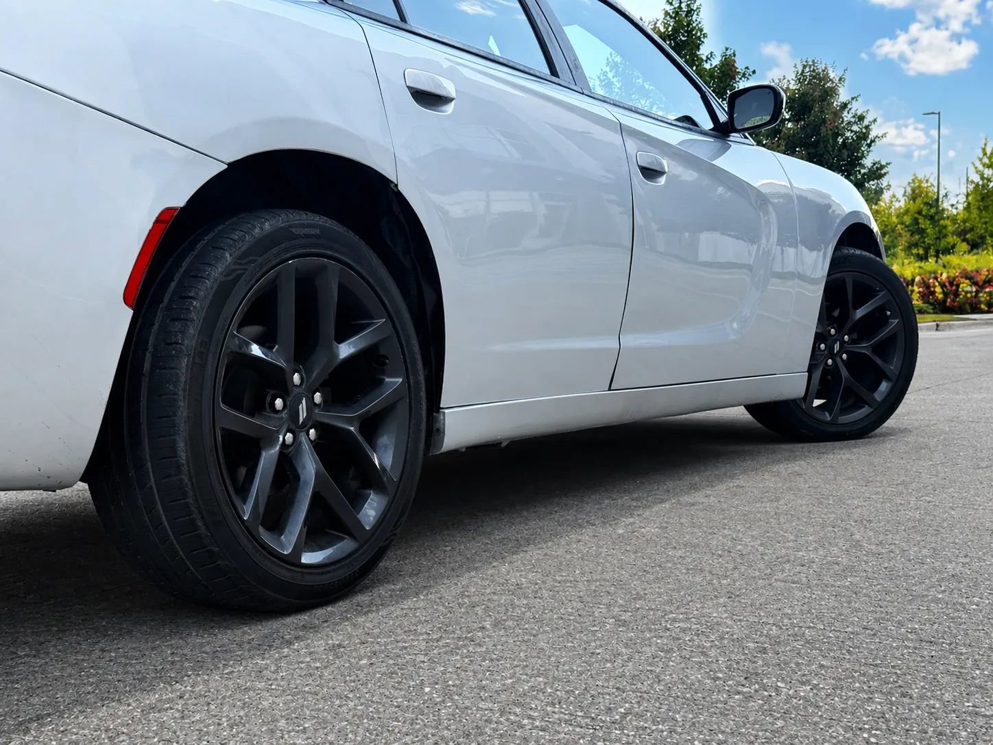 Used 2019 Dodge Charger SXT w/ Blacktop Package RWD image 9