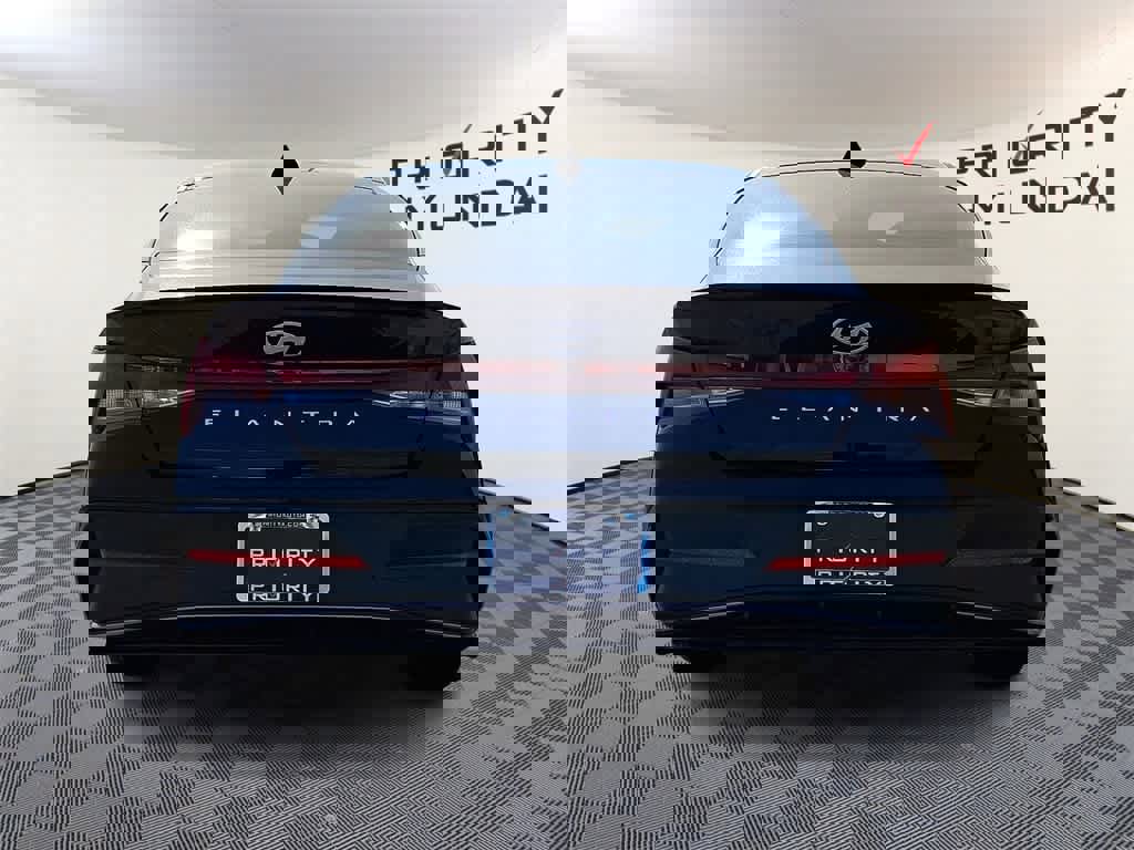 Used 2025 Hyundai Elantra Sport image 5