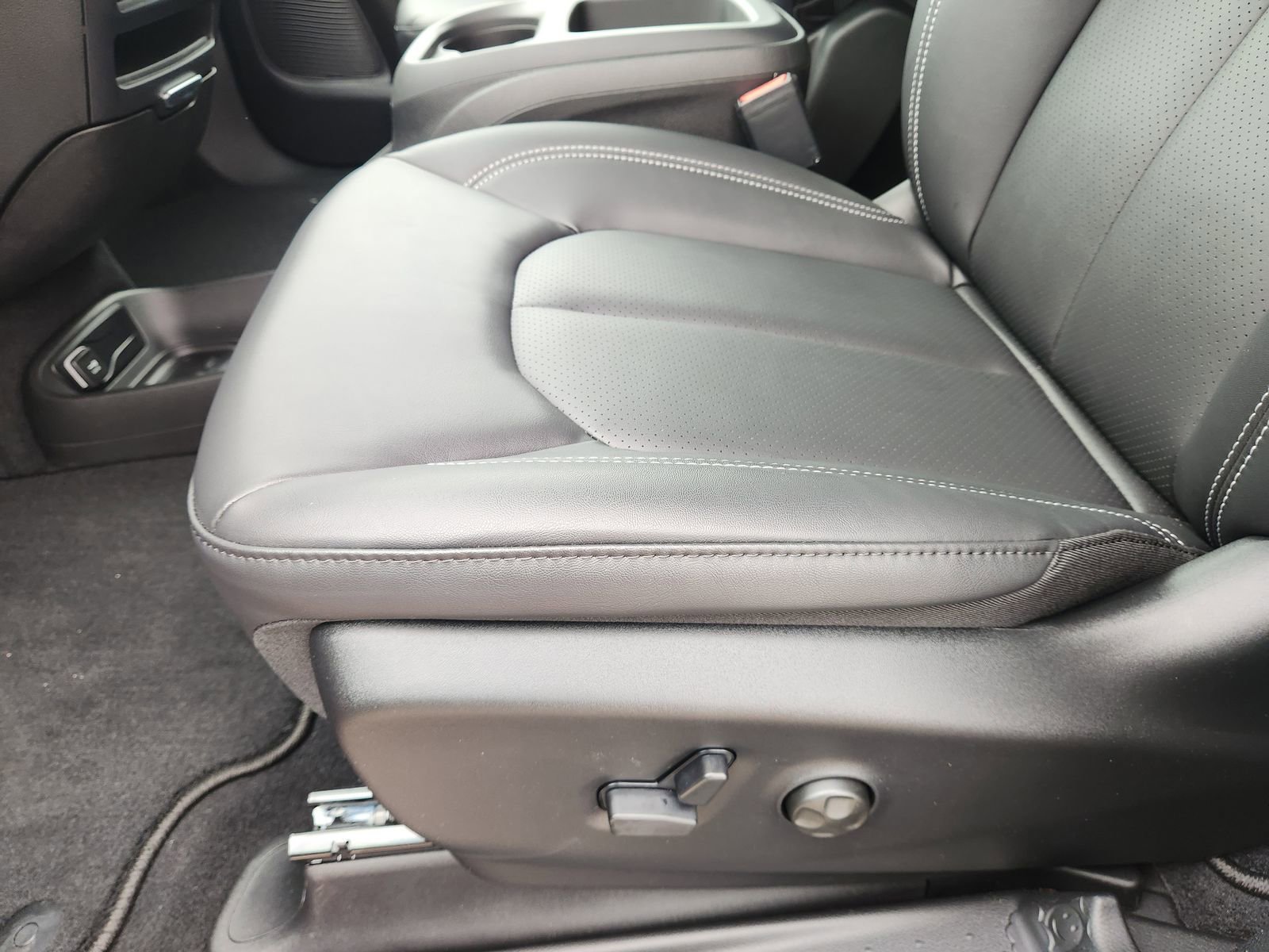 New 2026 Chrysler Pacifica Select w/ S Appearance Package FWD image 19