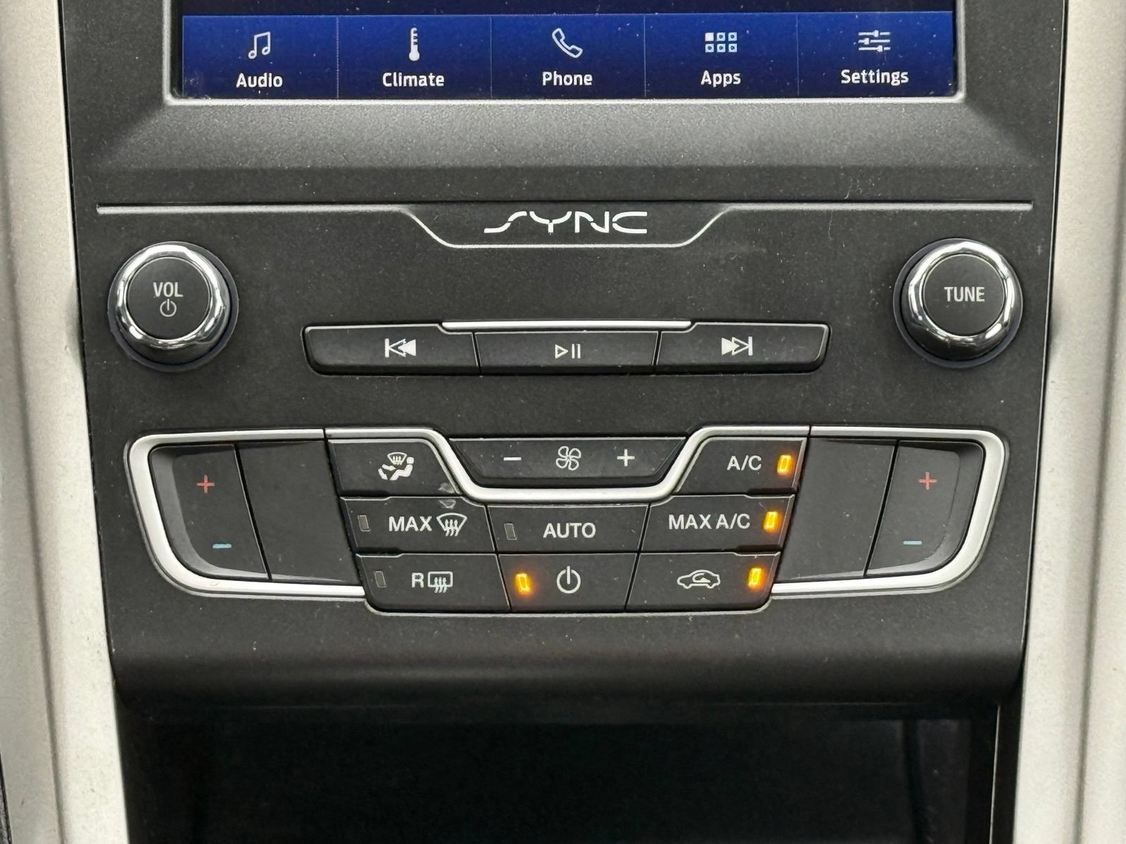 Used 2020 Ford Fusion SE FWD image 21