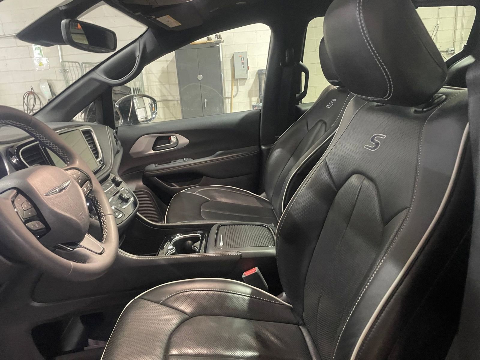 Used 2025 Chrysler Pacifica Limited image 31