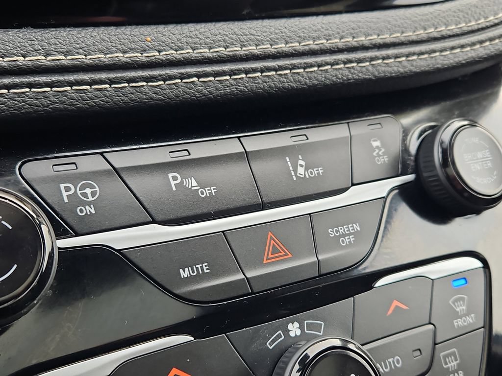 Used 2024 Chrysler Pacifica Premium FWD image 18