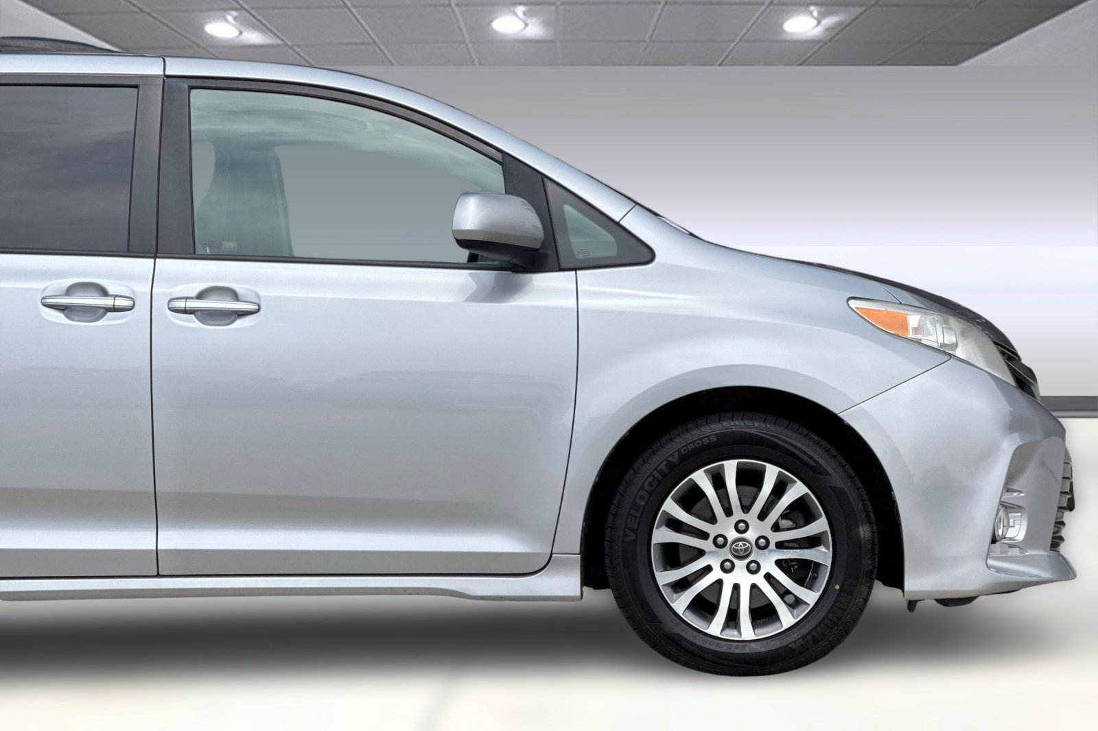 Used 2018 Toyota Sienna XLE w/ XLE Navigation Package FWD image 36