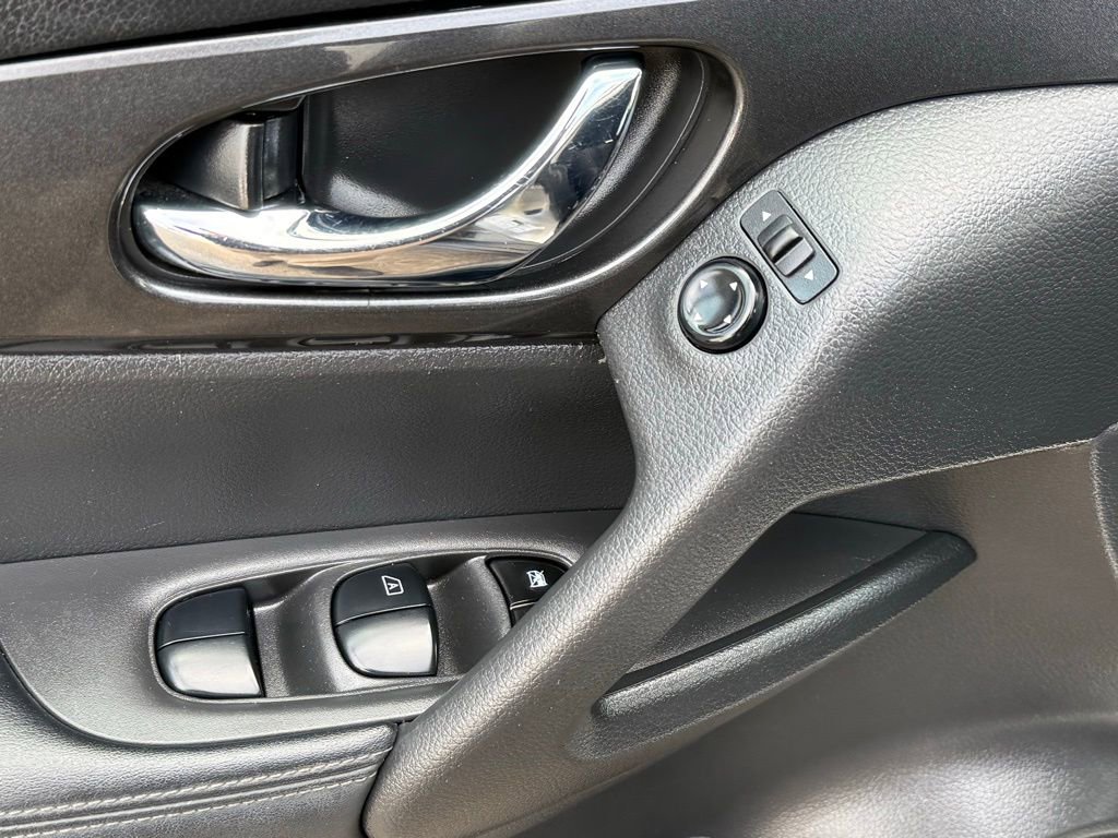 Used 2019 Nissan Rogue SV FWD image 12