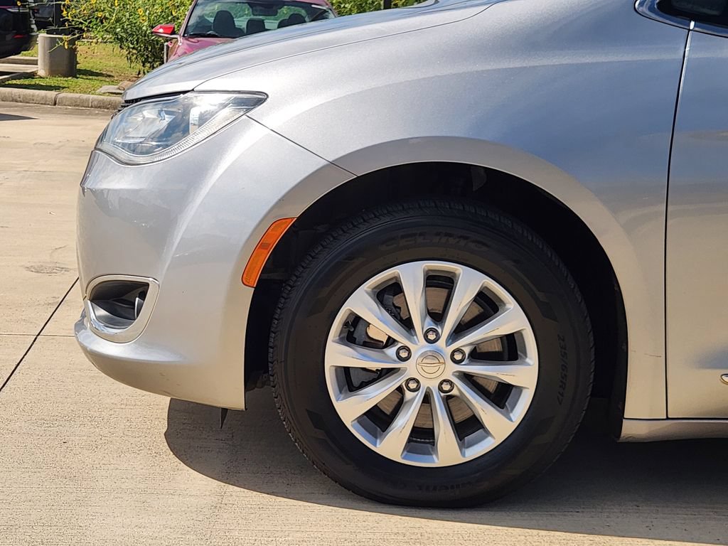 Used 2018 Chrysler Pacifica Touring-L FWD image 10