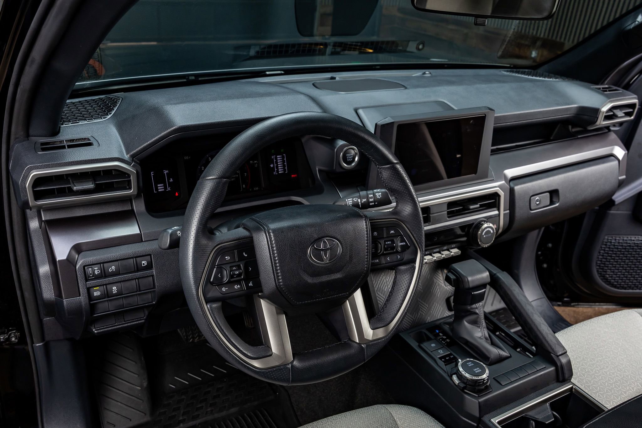 Used 2025 Toyota 4Runner SR5 AWD/4WD image 13