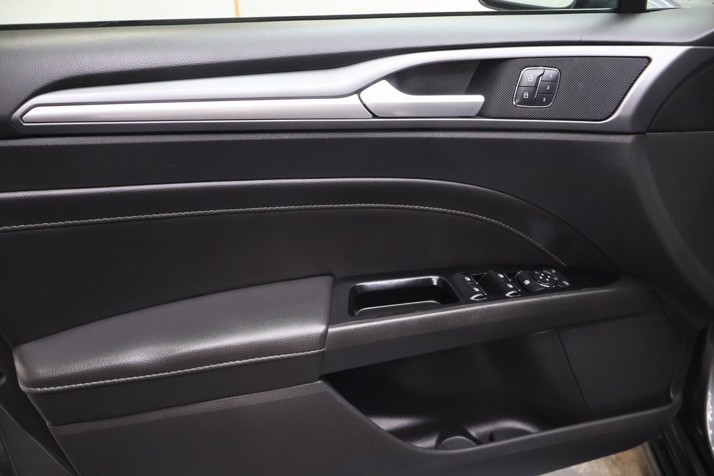 Used 2016 Ford Fusion Titanium image 16