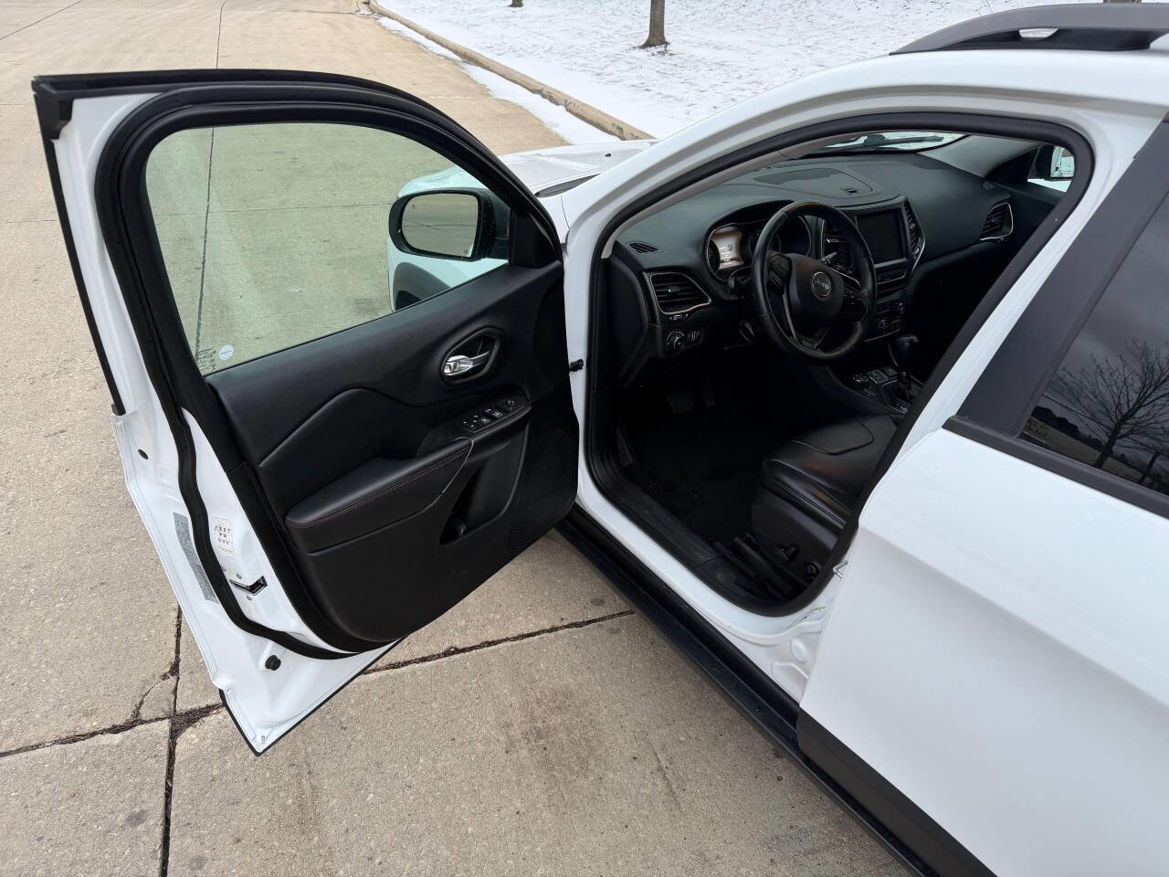 Used 2020 Jeep Cherokee Trailhawk AWD/4WD image 24