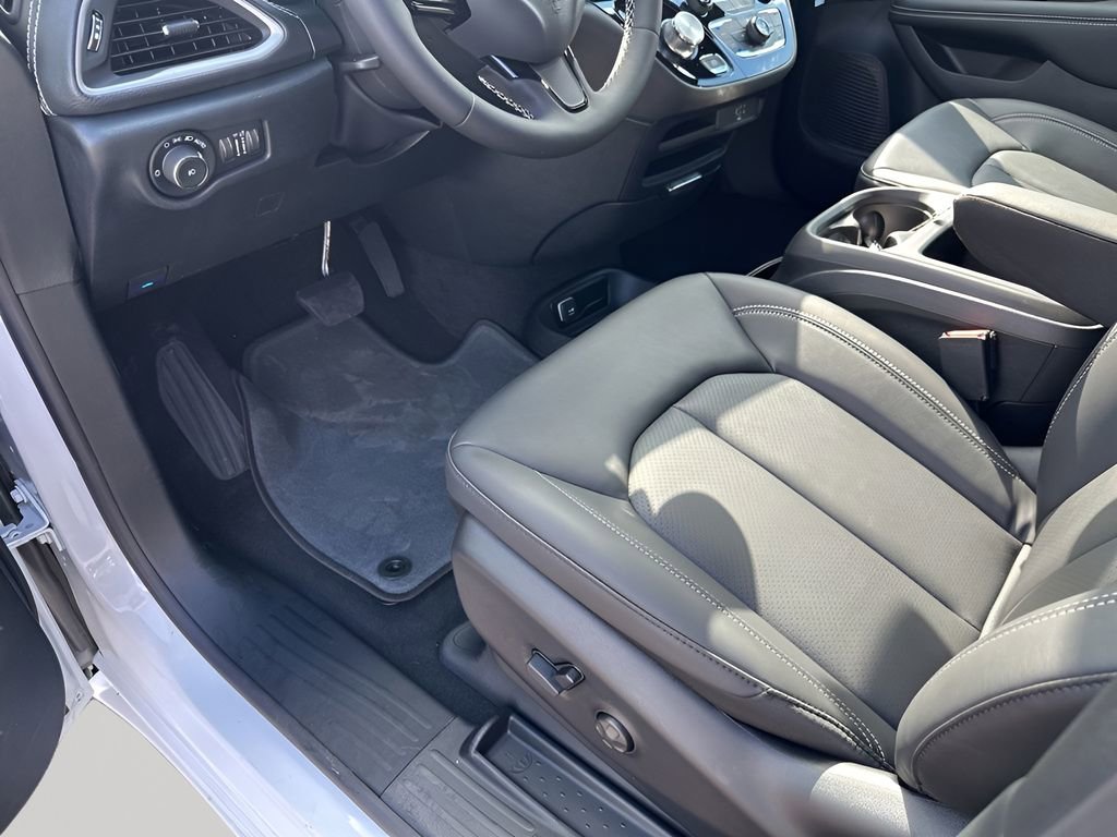 New 2026 Chrysler Pacifica Select w/ S Appearance Package FWD image 30